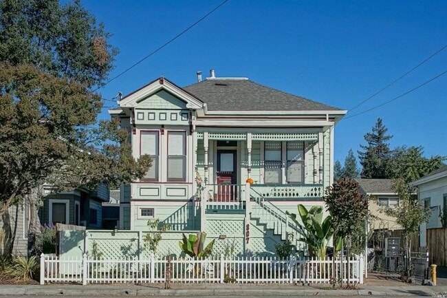 Primary Photo - 807 College Ave