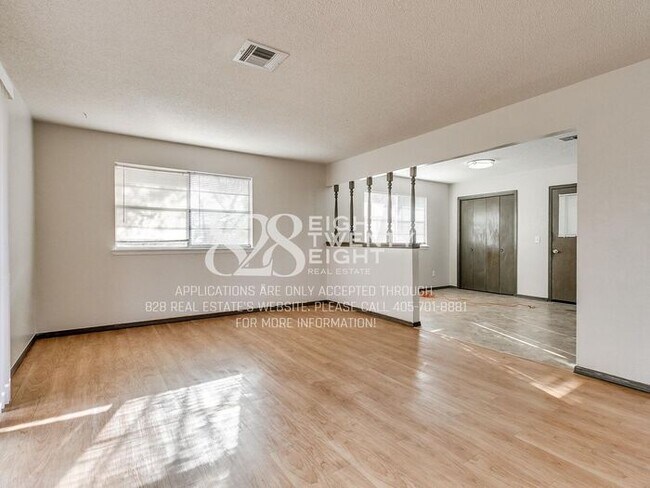 Building Photo - Midwest City 3 Bed/2 Bath House with Attached Two-Car Garage!