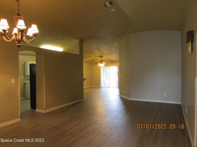 Building Photo - 700 Benton Dr