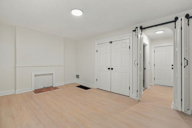 Building Photo - 397 Catherine St