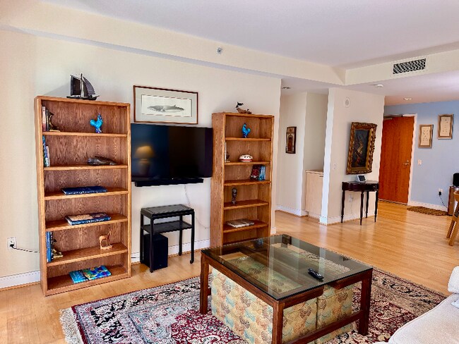 Building Photo - 654 Front St