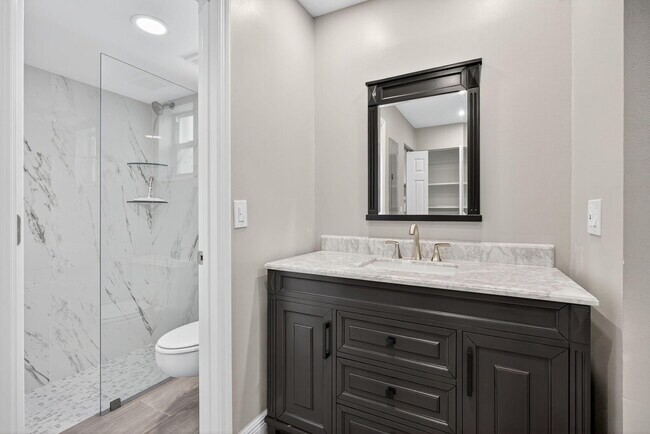 Building Photo - 905 Shore Dr