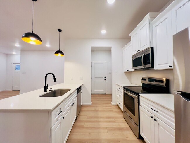 Building Photo - PRE-LEASING FOR JUNE OR JULY! Spacious Townhome in Escondido