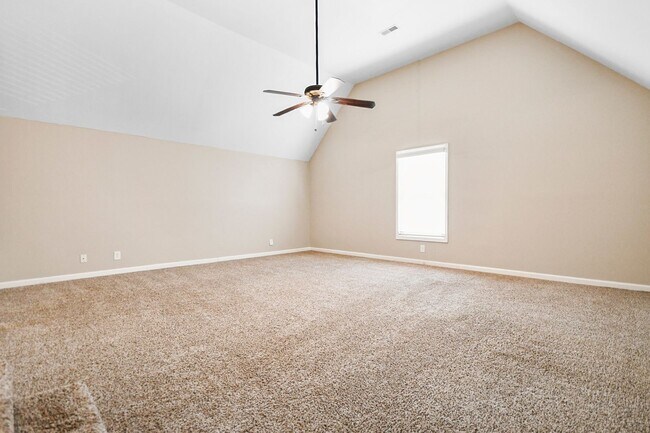 Building Photo - Pet Friendly Three Bedroom with Bonus!