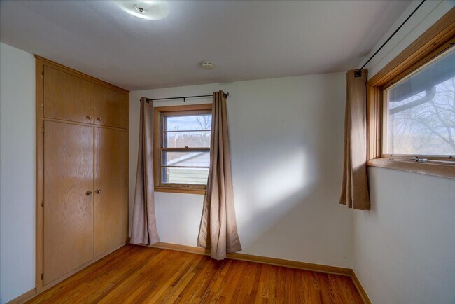 Building Photo - 714 N Meadow Ln