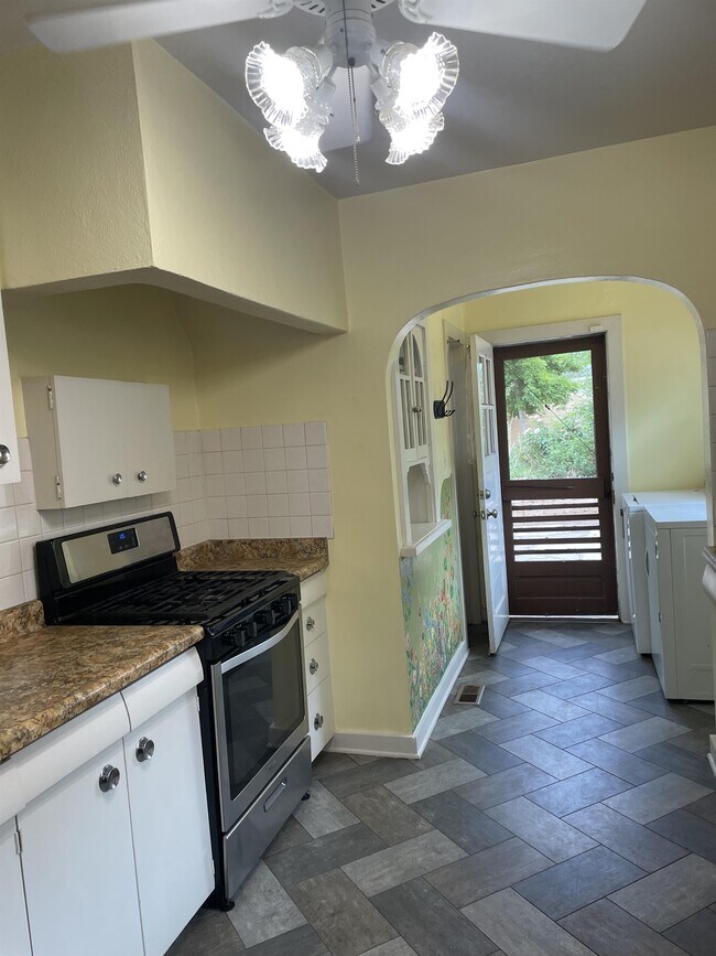 Building Photo - 437 Maple St NE