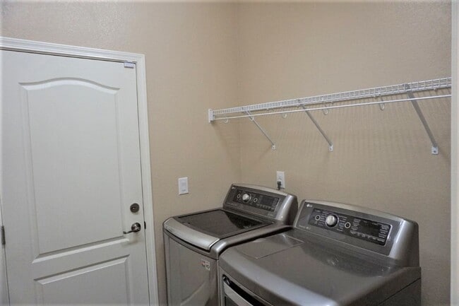 Building Photo - Like new in Damonte Ranch area!