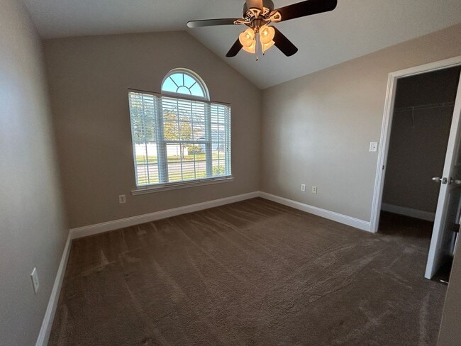 Building Photo - AVAILABLE NOW!! 4 Bedroom 2 Bathroom Home