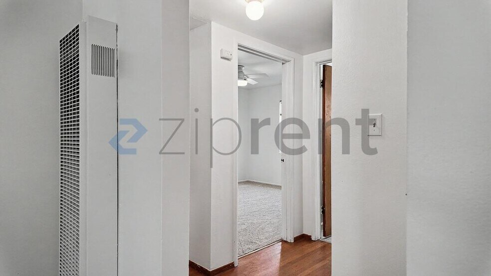 Building Photo - Unit