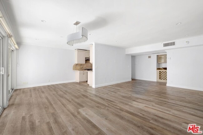 Building Photo - 423 Rexford Dr