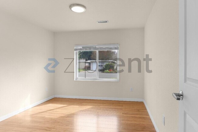 Building Photo - 1413 12th St NE