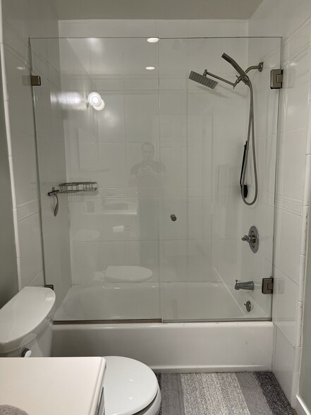 Primary Bathroom - 8960 Cynthia St