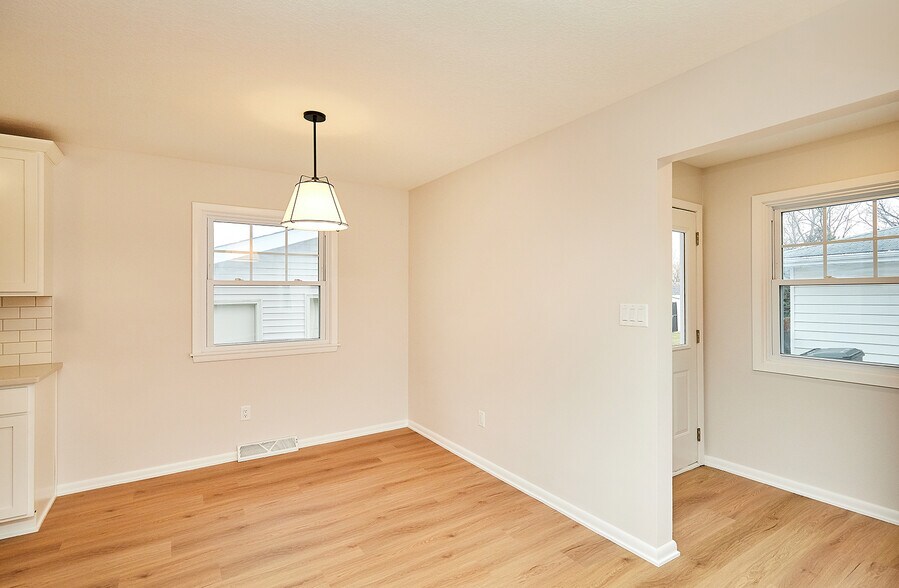 Building Photo - 409 SW Ash Dr