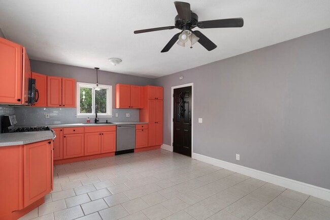 Building Photo - 84 Rochambeau Ave