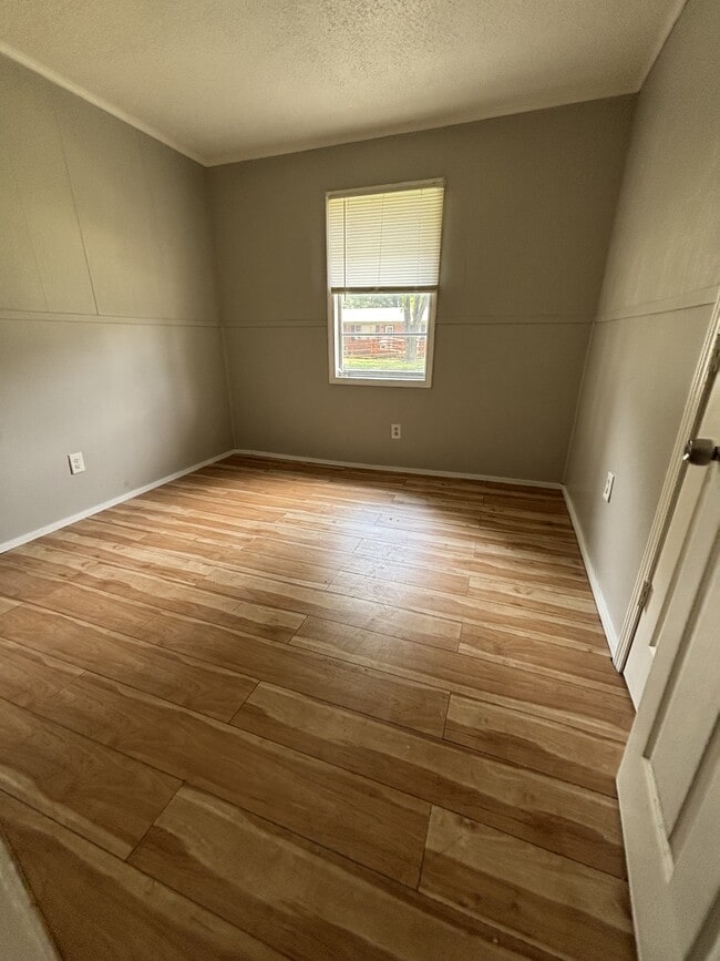 Building Photo - 433 Fleming Dr