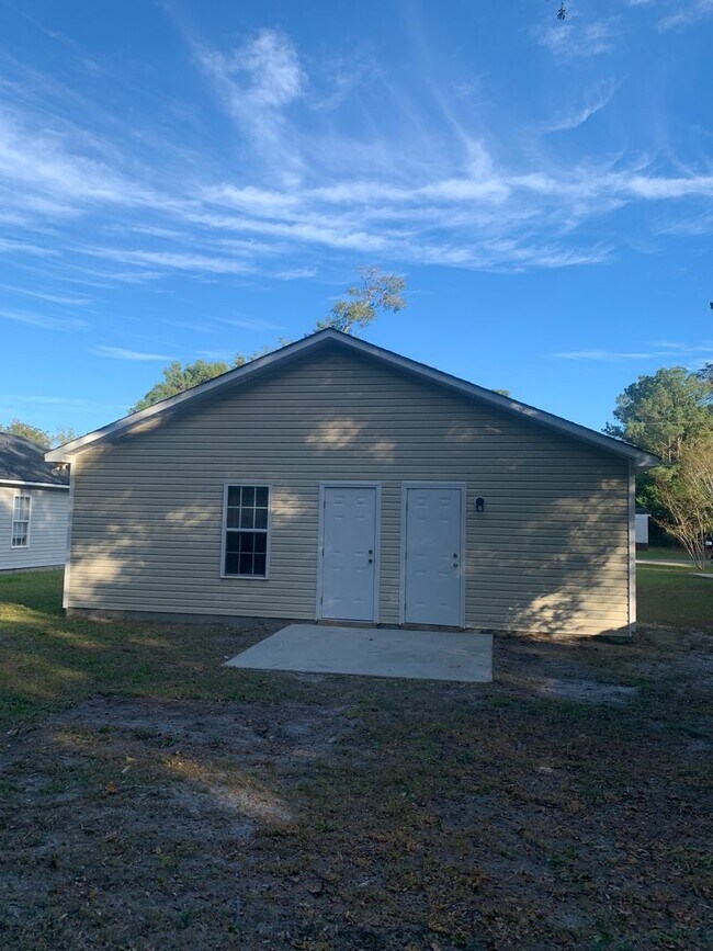 Building Photo - 3 Bedroom 2 Bath House on Victory Gardens ...