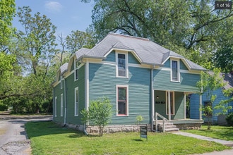 Building Photo - 1024 W 7th St