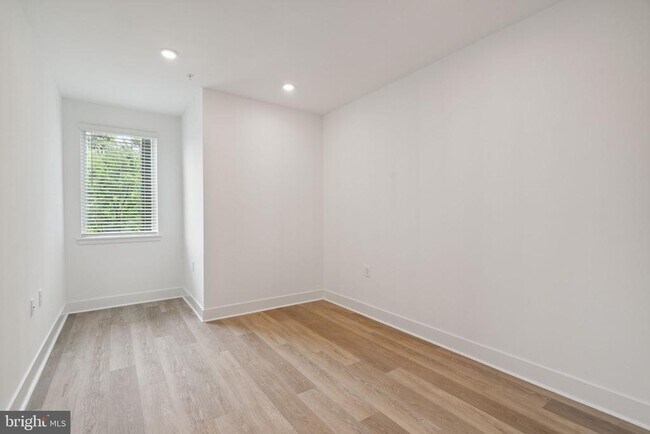 Building Photo - 1419 W Grange Ave