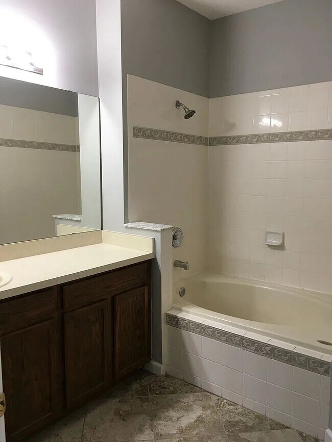 Building Photo - Townhome in Avalon Park