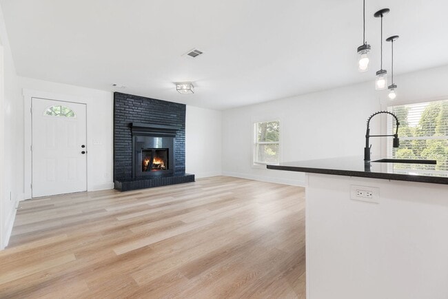 Building Photo - Four Bedroom Four Bath Home