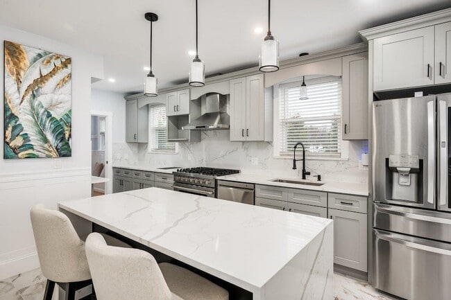 Building Photo - 815 Central Ave