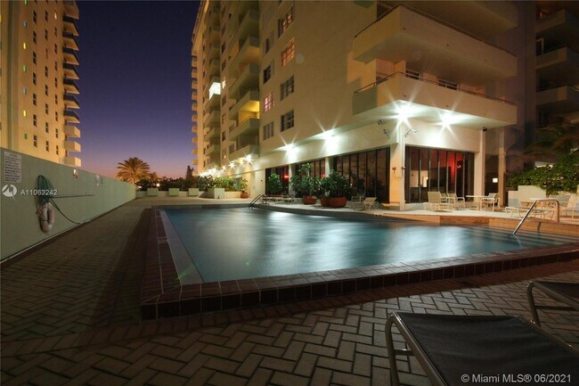 Building Photo - 9225 Collins Ave
