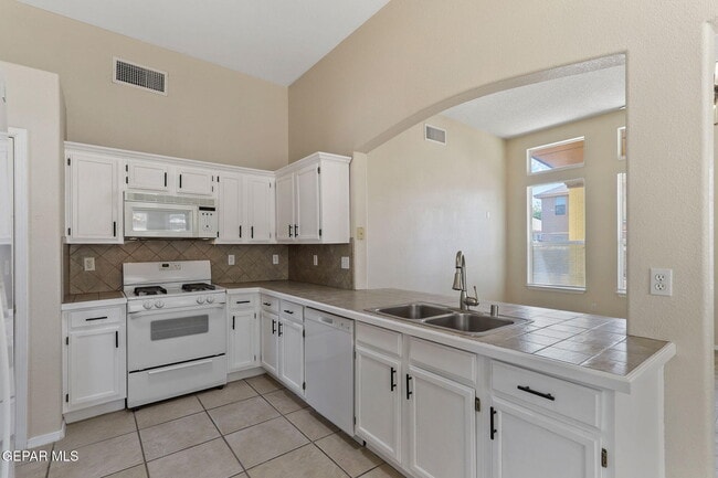 Building Photo - 2029 Sun Chariot St