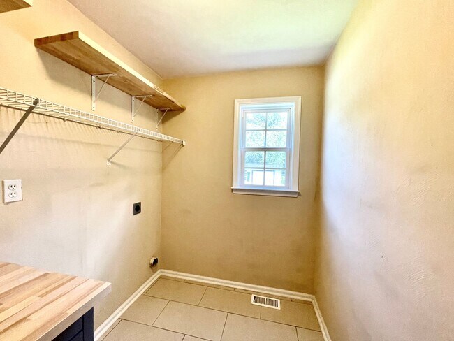 Building Photo - Beautiful large Castleton home