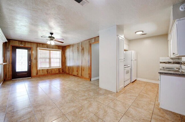 Building Photo - 11787 Stonehedge Dr