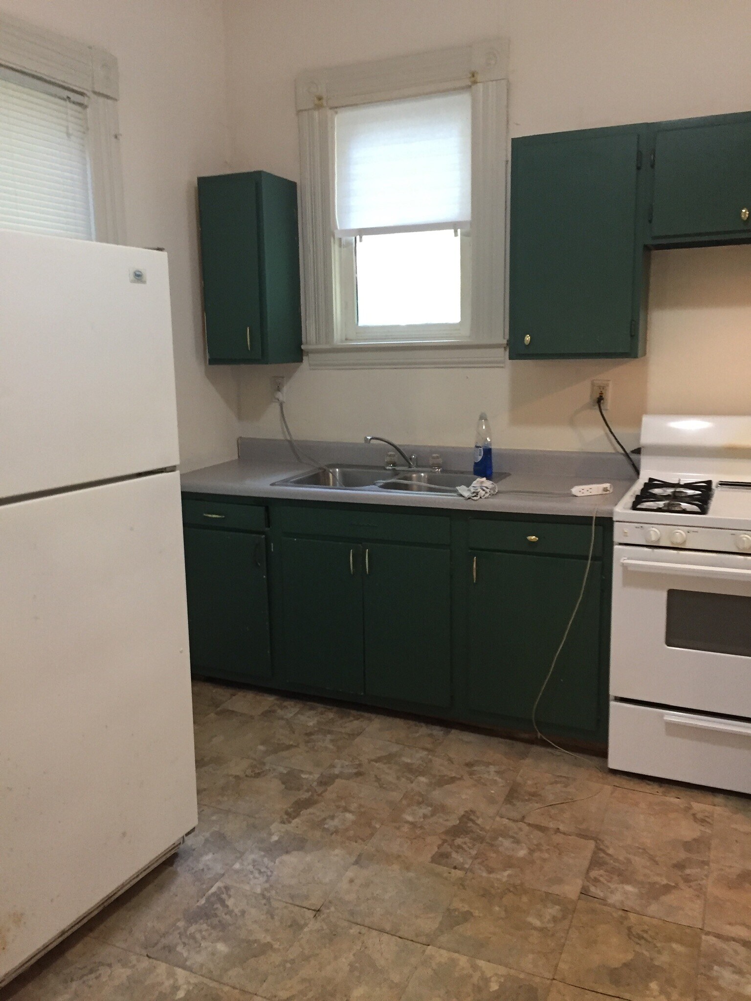 Building Photo - 325 Oldham Ave