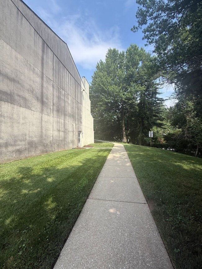 Building Photo - Fresh Paint and Updated Condo in Parkville MD!