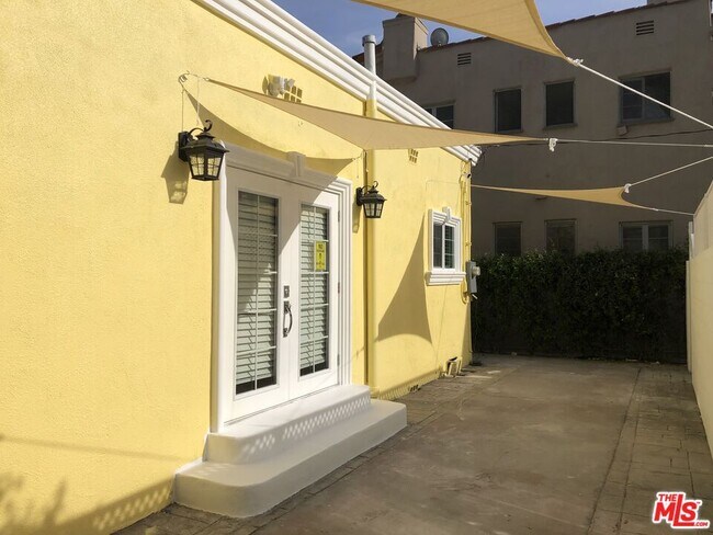 Building Photo - 257 N La Peer Dr