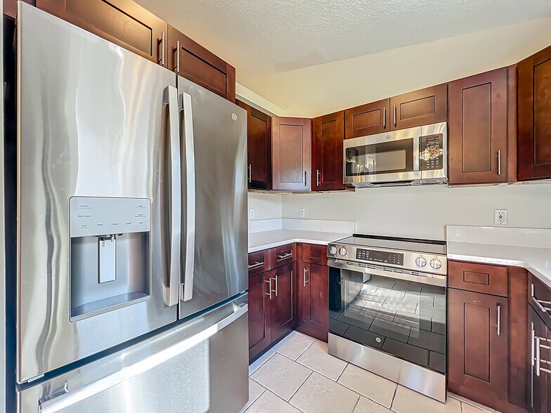 Building Photo - 1115 Naples Dr