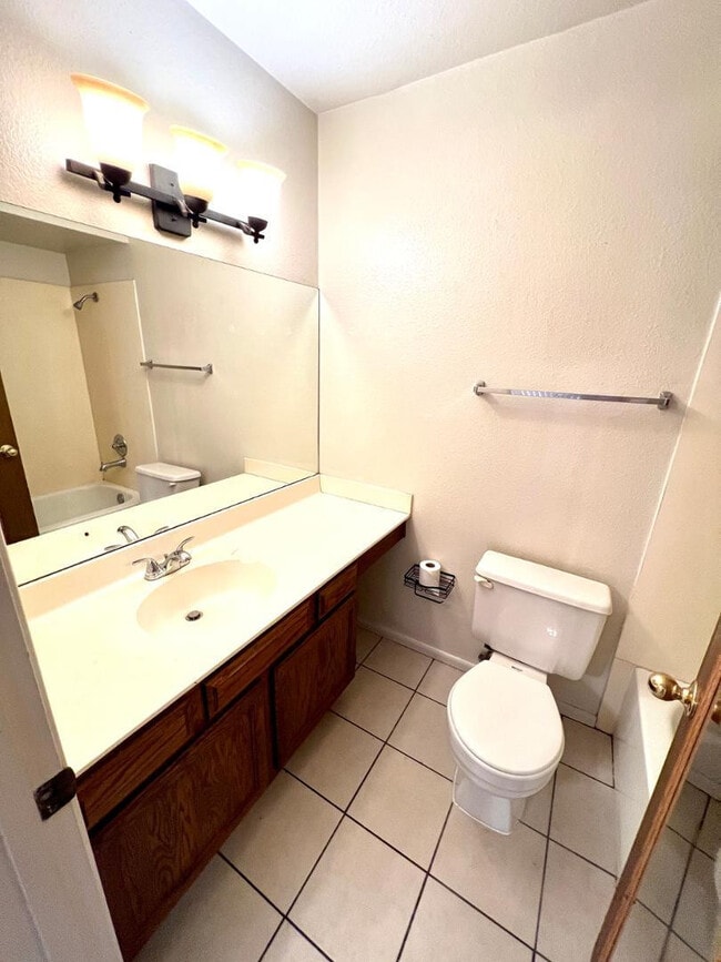 Building Photo - 941 W Enid Cir