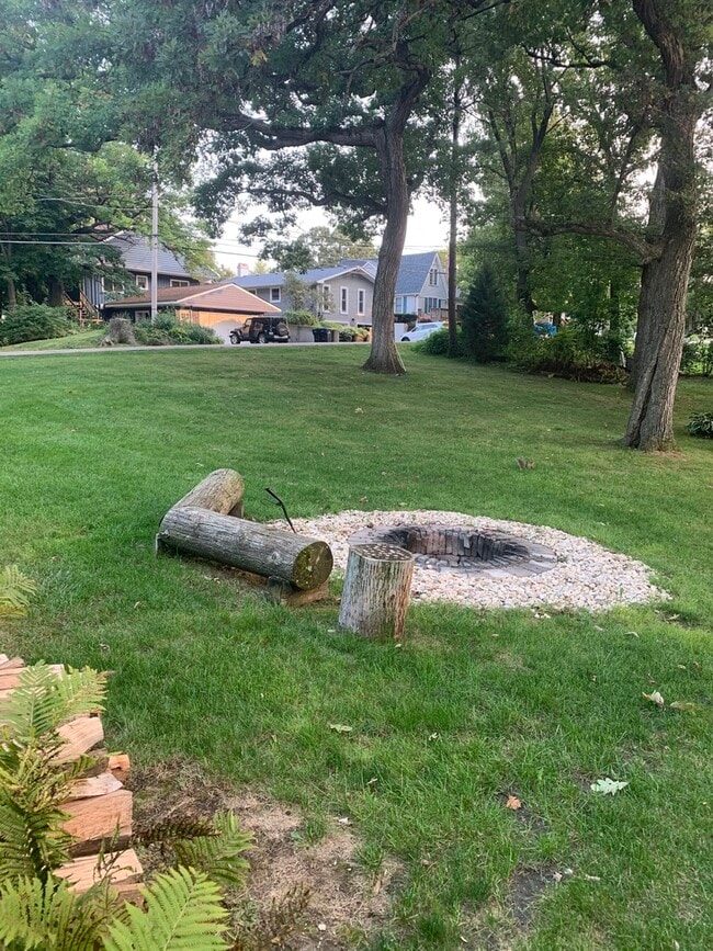 Building Photo - 5411 W Lake Shore Dr