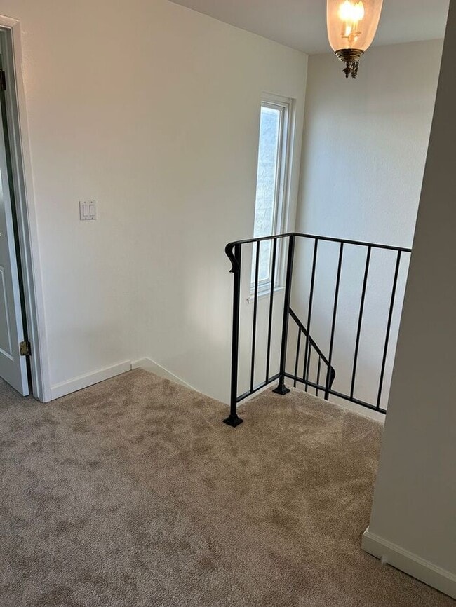 Building Photo - FANTASTIC 3BD TOWNHOUSE FOR LEASE!