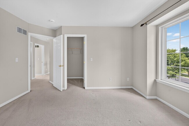 Building Photo - 392 Sedgewood Ln