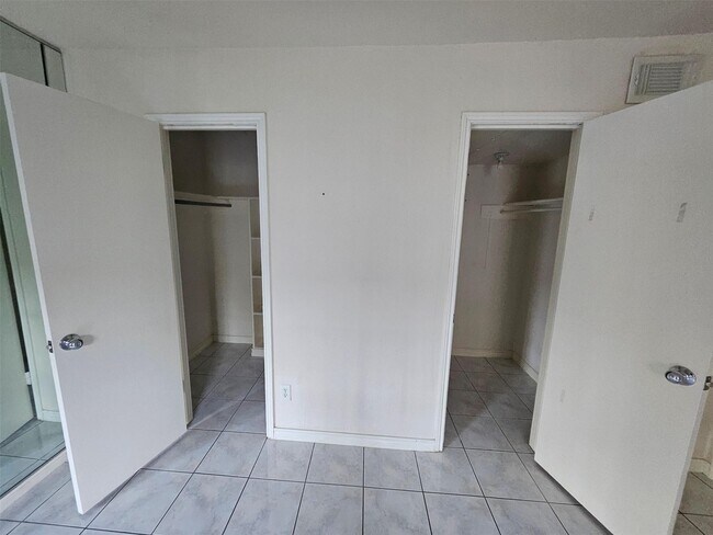 Building Photo - 7900 Westheimer Rd