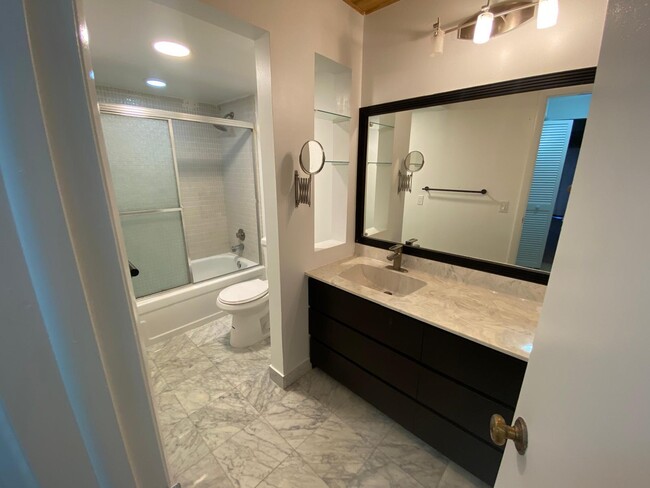 Building Photo - 4020 N Hills Dr