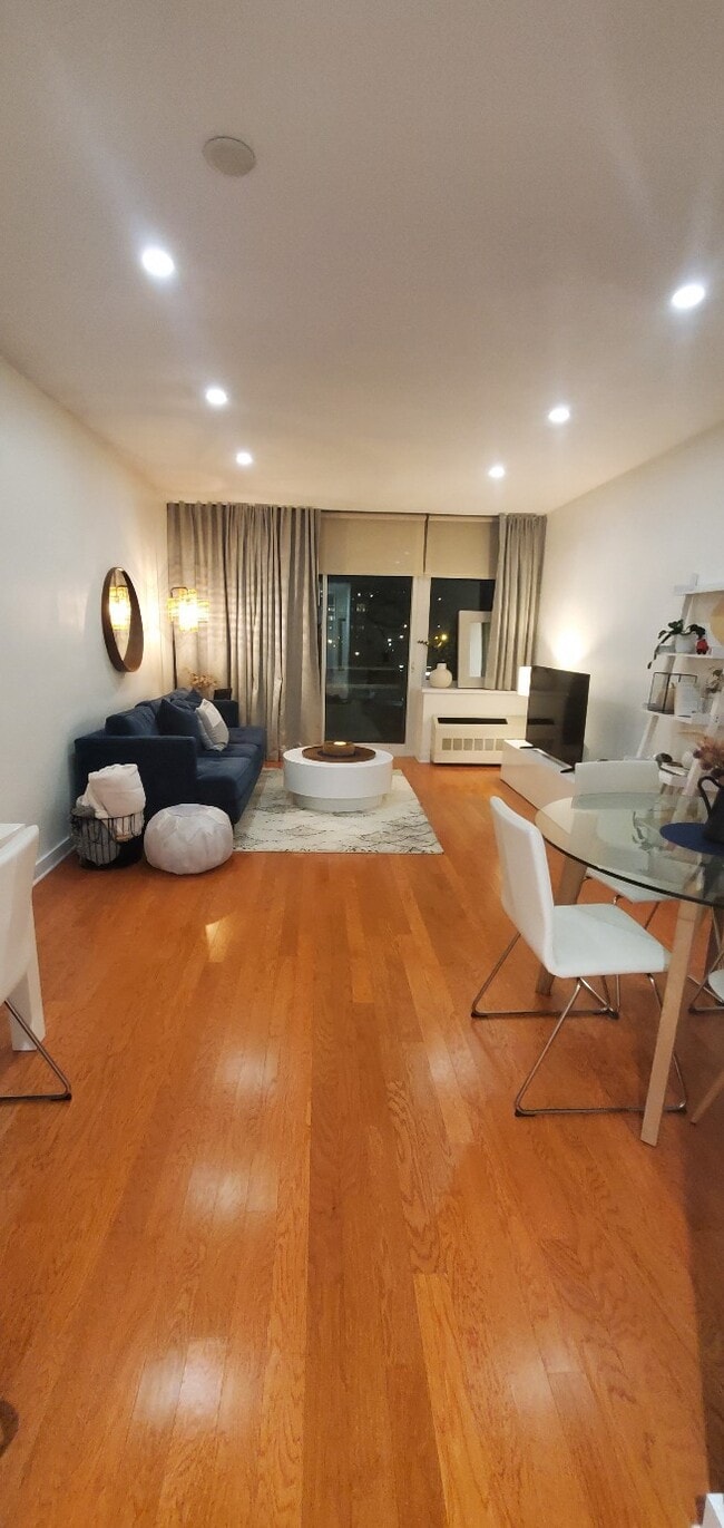 Building Photo - 317 Hudson Park