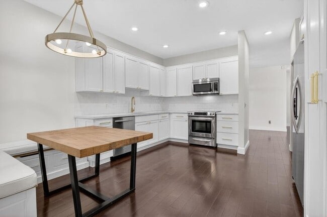 Building Photo - 10530 Lake Vista Cir
