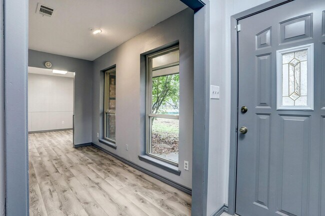 Building Photo - 10407 Fairview Dr