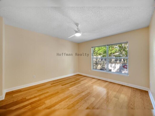 Building Photo - Condo on desirable Harbour Island