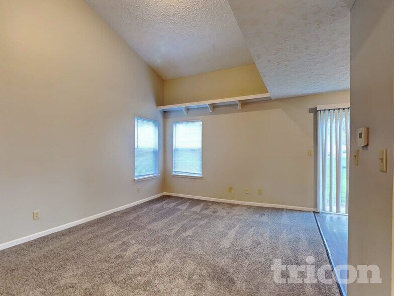 Building Photo - 4468 Connaught Dr E