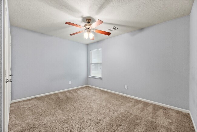 Building Photo - 526 Silky Leaf Dr