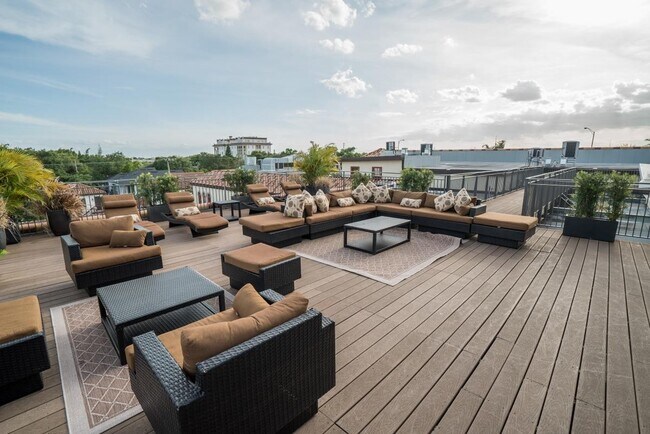 Building Photo - Beautiful 2 bedroom/2 bathroom loft with exposed brick, steel beams and hand scrapped wood floors.