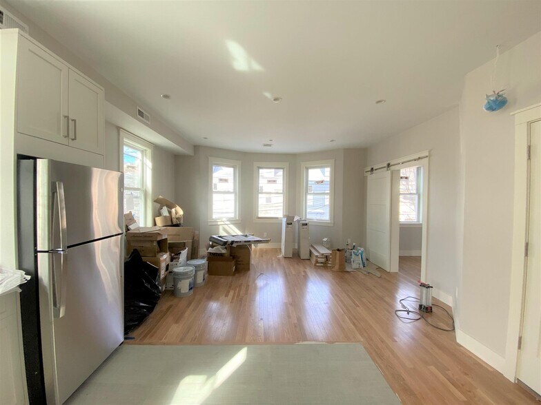 Building Photo - 72 Spring St