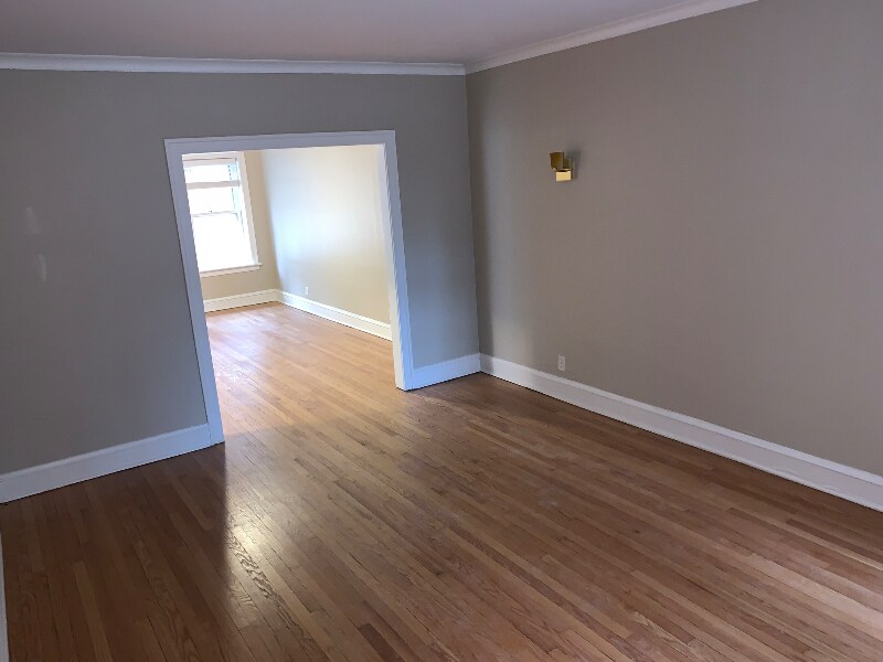 Building Photo - 2046 W Farragut Ave