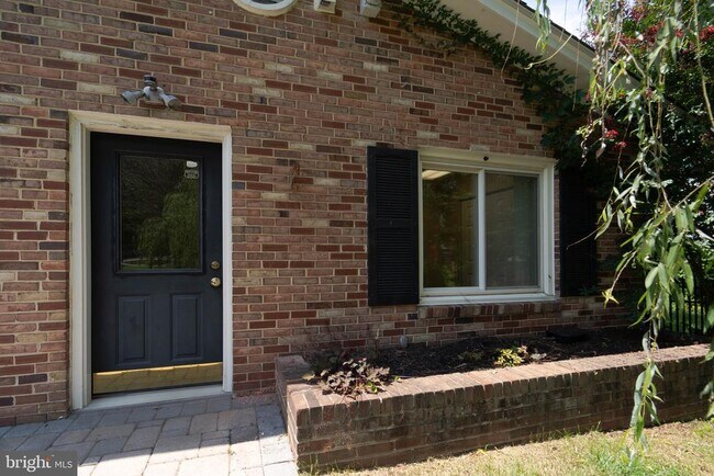 Building Photo - 610 Valley Brook Dr