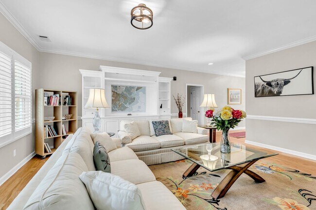 Building Photo - Welcome to the Desirable Landings on Skidaway Island - MIN 6 Month Lease - Fully Furnished